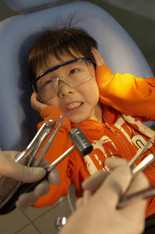 东方人,儿童,成年人,中年人,手,牙齿,两个人,医生,病人,护士,医院,站,坐,躺,竖图,俯视,室内,白天,侧面,讨论,通讯,纯洁,安全,镜子,亚洲,抱头,准备,检查,瓷器,工具,钳子,防护,扭曲,拿着,休闲装,干净,小孩,手套,教,手势,演讲,职业,可爱,童年,童趣,服务,伸手,保护,吊钩,权威,双手抱头,注射器,准确,牙科设备,解释,恐怖,关爱,出示,医疗器械,防护镜,保险,医疗工具,童真,东亚,烂漫,无邪,实验服,口腔卫生,医疗机构,北京市,保全,周全,安稳,安定,防护手套,陈列柜,捧首,捧头,责任,惊骇,大汗淋漓,卧着,平安,天真,男孩,女人,女性,亚洲人,中国人,孩子,年轻人,齿,牙,牙龈,牙医,躺着,卧,半身,彩图,高角度拍摄,病院,诊所,打手势,门诊部,口腔医学