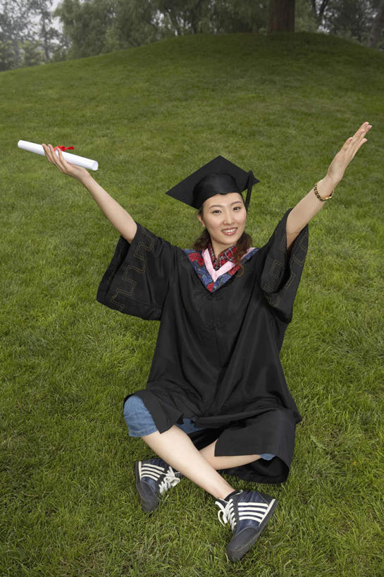 东方人,一个人,学生,公园,坐,举,微笑,竖图,俯视,室外,白天,幸福,成功,仅一个年轻女性,仅一个女性,仅一个人,长袍,文凭,教育,草,托,摄影,流苏,享乐,证书,学士帽,毕业,成就,学士服,垂布,学士袍,年轻女性,女人,女性,中国人,年轻人,举起,举手,举着,双腿交叉,向上举,向上伸,向上托,彩图,高角度拍摄