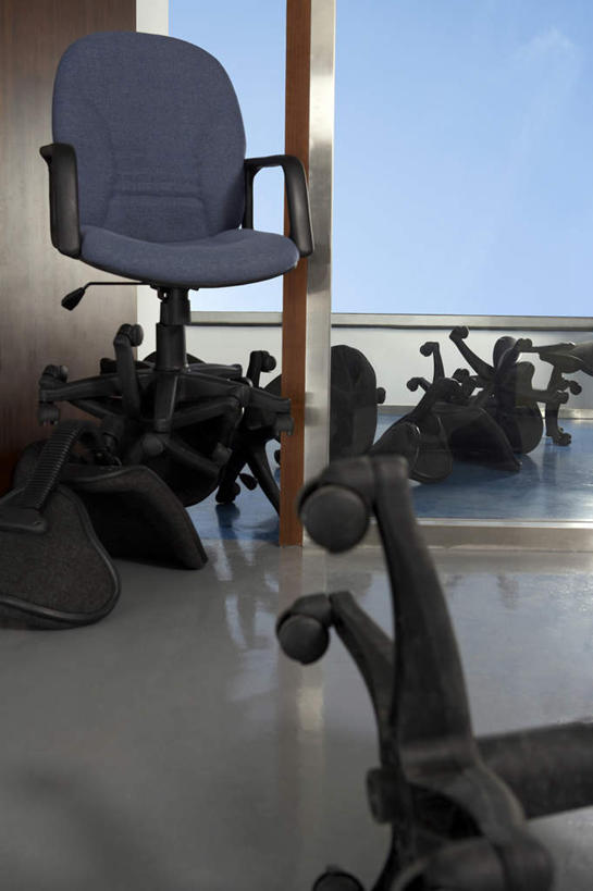 无人,办公室,竖图,室内,白天,正面,商务,竞争,家具,办公用品,装饰物,摄影,办公椅,毁灭,彩图,混沌