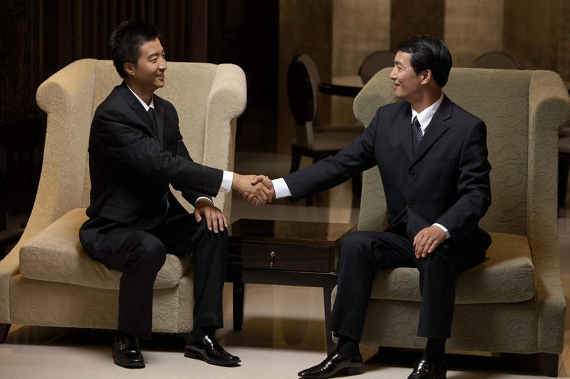 东方人,成年人,中年人,老年人,两个人,商务人士,商务男性,坐,握手,微笑,横图,室内,衬衫,商务,讨论,快乐,满意,幸福,成功,合作,团队,信心,家具,椅子,套装,会议,球门,娱乐,会所,座位,衣服,面对面,同意,俱乐部,摄影,享乐,成就,华贵,问候,商务装,合伙,工薪阶层,完成,男人,男性,中国人,年轻人,白领,上班族,外衣,张开手臂,彩图,衬衣,欢乐,机遇,联合镇,社交