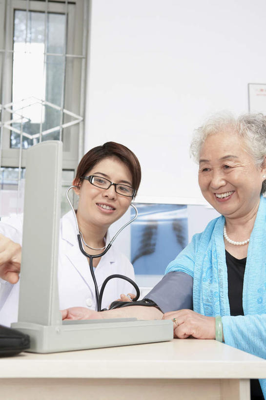 东方人,老年人,两个人,医生,病人,坐,微笑,竖图,室内,白天,药,书桌,听诊器,摄影,考试,实验服,老年女性,年轻女性,女人,女性,中国人,年轻人,半身,彩图