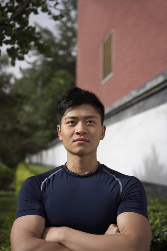 东方人,一个人,站,微笑,竖图,室外,白天,锻炼,运动,仅一个男性,仅一个人,T恤,仅一个年轻男性,黑色,摄影,环境,决心,男人,男性,年轻男性,中国人,年轻人,休闲活动,半身,彩图,短发