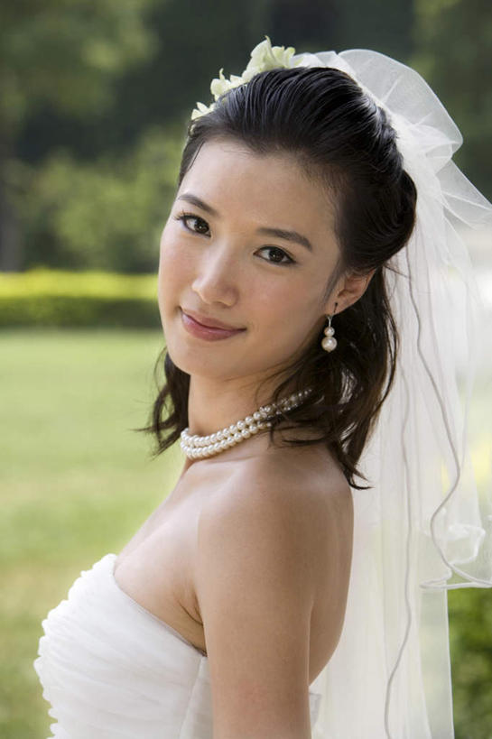 东方人,成年人,脸,头,脸颊,一个人,夫妻,妻子,新娘,站,微笑,竖图,室外,特写,白天,侧面,婚纱,爱情,婚礼,时尚,快乐,满意,幸福,上海,庆祝,浪漫,传统,肩膀,衣服,恩爱,美女,恋人,摄影,面纱,享乐,风格,事件,肖像,典礼,婚姻,开端,女人,女性,中国人,年轻人,头部,脸部,脸蛋,面部,夫妇,情侣,外衣,彩图,欢乐,伴侣,魅力,摆拍