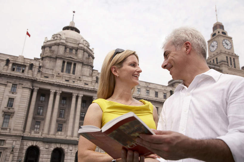 成年人,中年人,老年人,脸,头,脸颊,两个人,丈夫,妻子,站,微笑,横图,室外,白天,留白,仰视,旅游,度假,快乐,满意,友谊,幸福,建筑,上海,行人,游客,游人,塔,路人,旅客,肩膀,外滩,面对面,读书,摄影,享乐,拜访,婚姻,搜寻,图尔,异性恋,过客,男人,男性,女人,女性,头部,脸部,脸蛋,面部,书,钟,彩图,低角度拍摄,旅行,欢乐,伴侣,白色人种