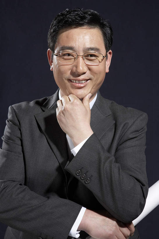 东方人,成年人,中年人,一个人,商务人士,建筑师,商务男性,站,笑,双手交叉,微笑,露齿笑,竖图,正面,衬衫,商务,快乐,满意,智慧,成功,信心,建筑业,建筑,亚洲,撑,黑色背景,套装,正装,瓷器,眼镜,托腮,托,职业,想,双手抱胸,享乐,托下巴,商务装,蓝图,工薪阶层,东亚,北京市,男人,男性,亚洲人,中国人,白领,上班族,彩图,影棚拍摄,衬衣,欢乐,工业设计师