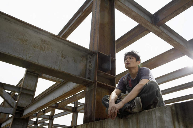 东方人,一个人,坐,横图,室外,白天,仰视,仅一个男性,仅一个人,生锈,钢铁,铁,混凝土,T恤,休闲装,仅一个年轻男性,建筑工地,沉思,摄影,粉底,腐蚀,侵蚀,都市风光,悲哀,腐化,锈迹斑斑,男人,男性,年轻男性,中国人,年轻人,盘着腿坐,彩图,低角度拍摄