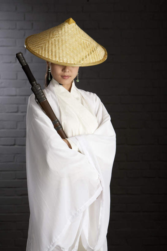 东方人,成年人,一个人,站,竖图,室内,正面,神秘,信心,武术,中国,仅一个女性,草帽,传统,古代,武器,力量,摄影,隐藏,敬礼,剑,武士,中国文化,东亚,忠诚,英雄,古代文明,能力,年轻女性,女性,亚洲人,中国人,年轻人,彩图,影棚拍摄,传统服装,传统文化,韧性