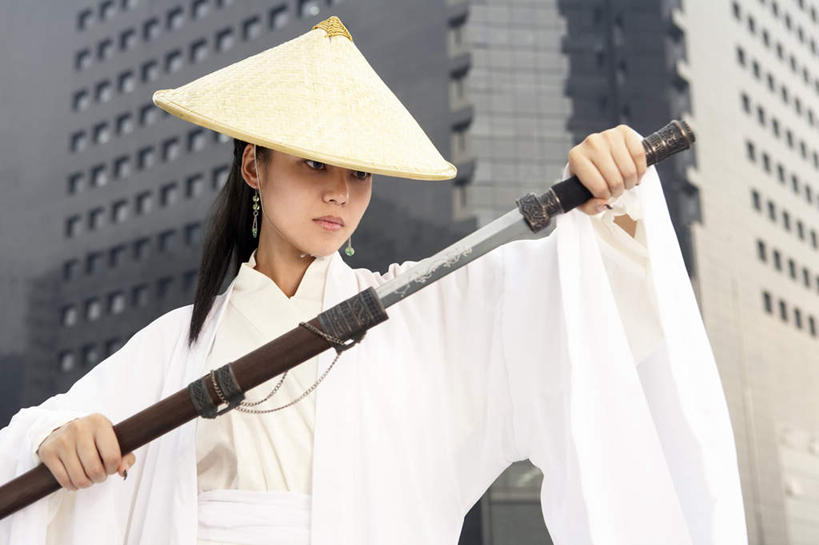 东方人,成年人,一个人,站,横图,室外,正面,信心,武术,建筑,中国,仅一个女性,草帽,现代,传统,古代,武器,办公大楼,力量,摄影,保护,敬礼,剑,武士,中国文化,东亚,忠诚,英雄,古代文明,能力,年轻女性,女性,亚洲人,中国人,年轻人,半身,彩图,传统服装,传统文化,韧性