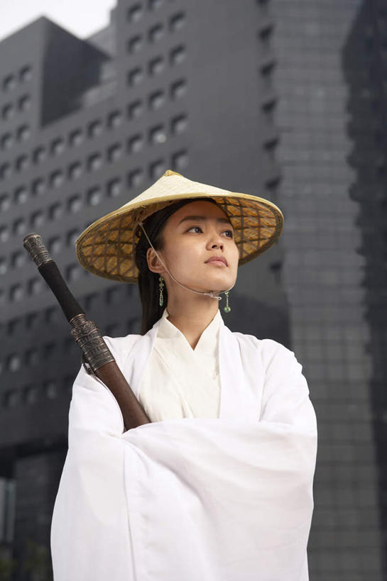东方人,成年人,一个人,站,竖图,室外,正面,信心,武术,建筑,中国,仅一个女性,草帽,现代,传统,古代,武器,办公大楼,力量,摄影,敬礼,剑,武士,中国文化,东亚,忠诚,英雄,古代文明,能力,年轻女性,女性,亚洲人,中国人,年轻人,半身,彩图,传统服装,传统文化,韧性