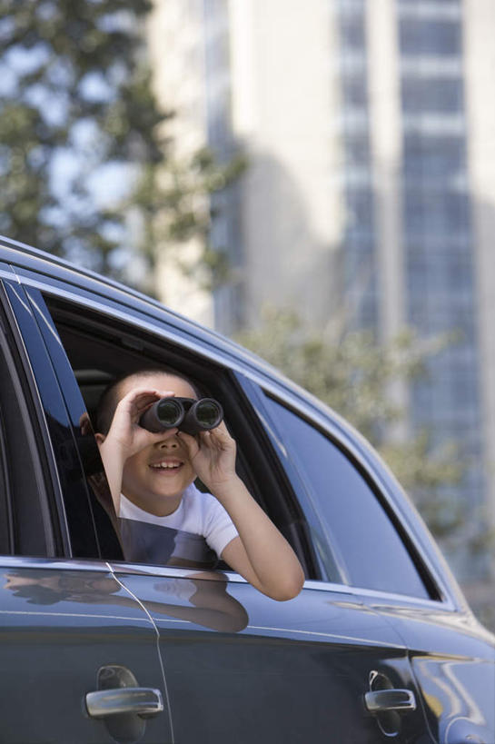 东方人,儿童,脸,头,脸颊,一个人,微笑,竖图,室外,快乐,幸福,纯洁,技术,窗户,建筑,汽车,北京,中国,现代,肩膀,车,小孩,交通工具,轿车,打开,可爱,童年,童趣,财富,运输,生活方式,开启,载具,童真,烂漫,无邪,双筒望远镜,天真,男孩,亚洲人,中国人,孩子,头部,脸部,脸蛋,面部,休闲活动,多功能车