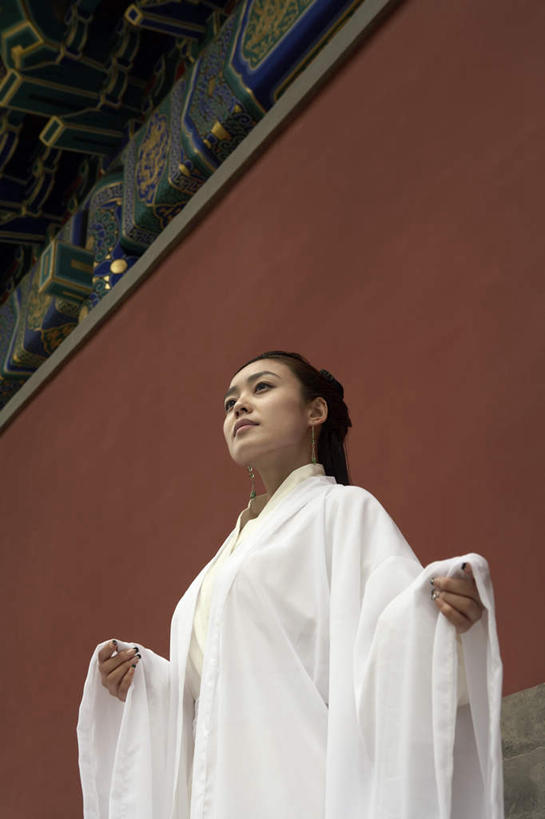 东方人,成年人,一个人,宫殿,站,竖图,室外,信心,武术,建筑,中国,仅一个女性,墙,传统,古代,红色,武器,力量,摄影,敬礼,剑,武士,中国文化,修道院,东亚,忠诚,英雄,古代文明,能力,年轻女性,女性,亚洲人,中国人,年轻人,半身,彩图,传统服装,传统文化,韧性