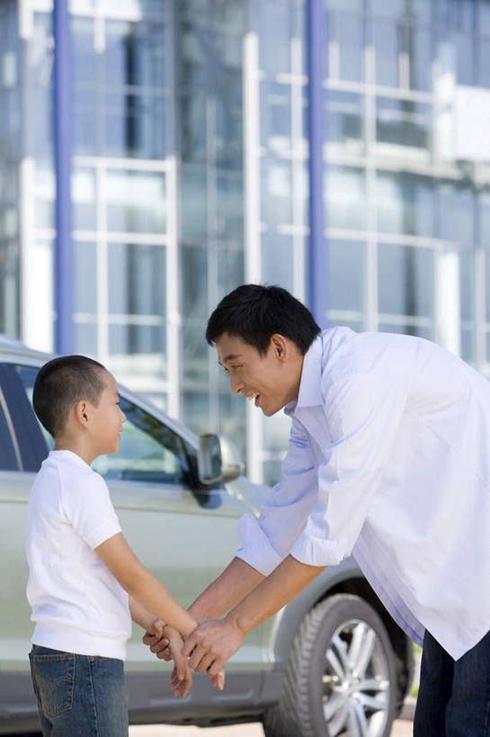 东方人,儿童,成年人,中年人,三个人,家庭,父母,父亲,儿子,微笑,竖图,室外,快乐,满意,幸福,纯洁,成功,消费,技术,建筑,汽车,北京,中国,拿着,现代,车,小孩,交通工具,轿车,温暖,温馨,父子,一家人,可爱,童年,童趣,财富,运输,生活方式,和睦,购买,载具,童真,烂漫,无邪,天真,男孩,男人,男性,亚洲人,中国人,孩子,休闲活动,手牵手,拥抱,融洽,多功能车