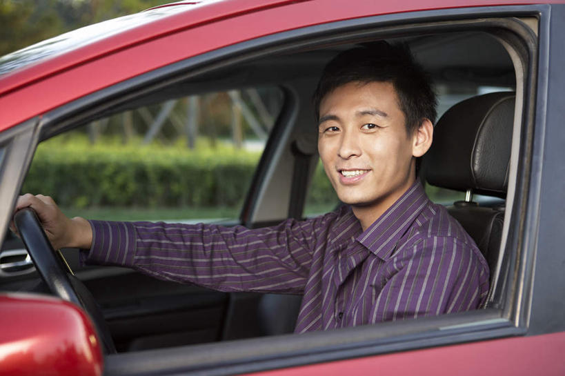 东方人,成年人,中年人,脸,头,脸颊,一个人,司机,笑,微笑,露齿笑,横图,正面,快乐,满意,幸福,仅一个男性,庆祝,拿着,刺激,肩膀,轿子,摄影,肖像,出示,男人,亚洲人,中国人,头部,脸部,脸蛋,面部