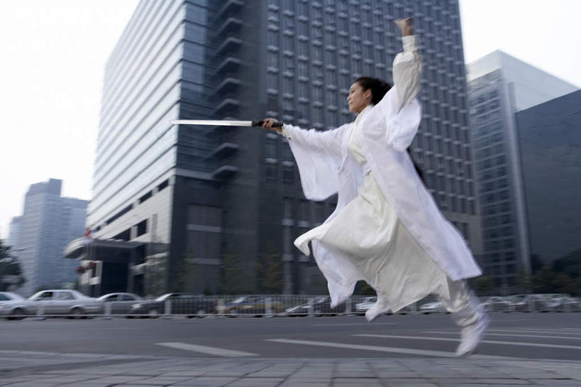 东方人,成年人,一个人,站,横图,室外,运动模糊,信心,武术,建筑,中国,仅一个女性,现代,传统,古代,武器,办公大楼,力量,摄影,敬礼,剑,武士,中国文化,东亚,忠诚,英雄,古代文明,能力,年轻女性,女性,亚洲人,中国人,年轻人,半身,彩图,传统服装,传统文化,韧性