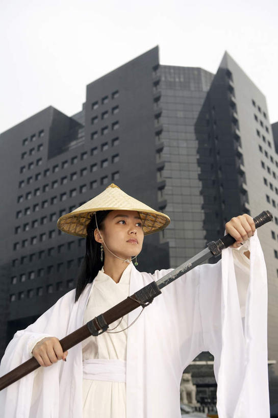 东方人,成年人,一个人,站,竖图,室外,正面,信心,武术,建筑,中国,仅一个女性,草帽,现代,传统,古代,武器,办公大楼,力量,摄影,保护,敬礼,剑,武士,中国文化,东亚,忠诚,英雄,古代文明,能力,年轻女性,女性,亚洲人,中国人,年轻人,半身,彩图,传统服装,传统文化,韧性