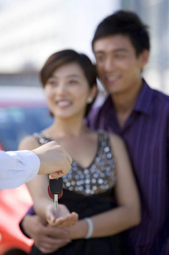 东方人,成年人,中年人,两个人,丈夫,妻子,微笑,竖图,室外,白天,正面,购物,快乐,满意,兴奋,幸福,成功,消费,技术,汽车,北京,中国,亚洲,庆祝,并排,机动车,钥匙,浪漫,拿着,顾客,刺激,车,交通工具,轿车,职业,休闲,思考,决定,想,财富,运输,摄影,高雅,都市风光,购买,载具,销售,出示,选择,车钥匙,贩卖,东亚,异性恋,陈列室,男人,女人,女性,亚洲人,中国人,给予,商业活动
