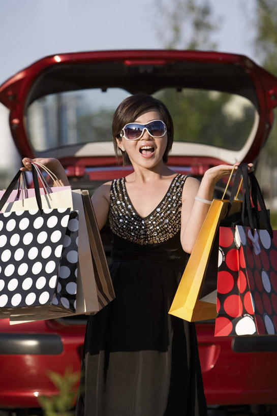 东方人,成年人,中年人,一个人,停车场,笑,微笑,露齿笑,竖图,室外,白天,正面,裙子,购物,快乐,满意,兴奋,幸福,消费,汽车,北京,中国,亚洲,仅一个女性,庆祝,机动车,拿着,顾客,刺激,车,交通工具,轿车,休闲,轿子,财富,运输,摄影,高雅,购买,载具,肖像,出示,选择,东亚,女人,女性,亚洲人,中国人,休闲活动,商业活动
