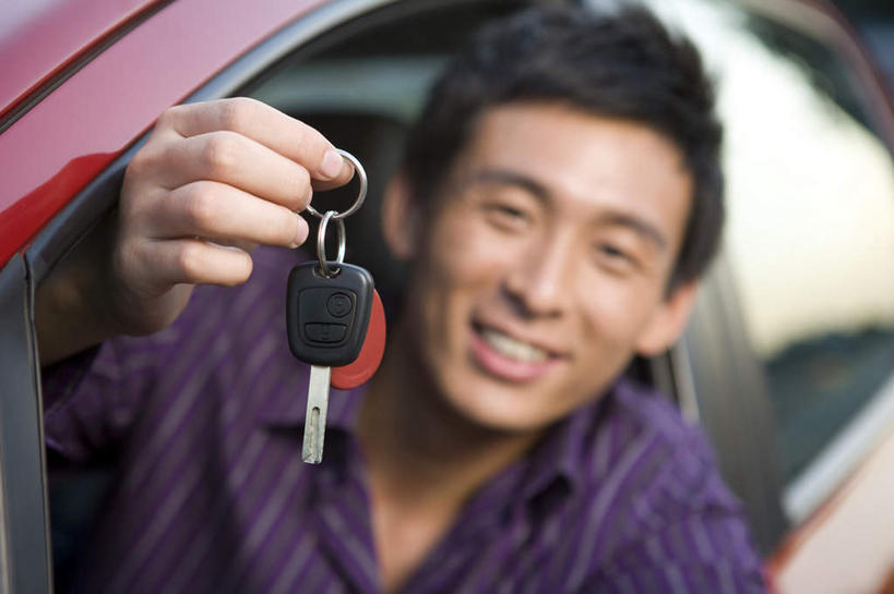 东方人,成年人,中年人,脸,头,脸颊,一个人,司机,笑,微笑,露齿笑,横图,正面,快乐,满意,幸福,仅一个男性,庆祝,钥匙,拿着,刺激,肩膀,轿子,摄影,肖像,出示,车钥匙,男人,亚洲人,中国人,头部,脸部,脸蛋,面部