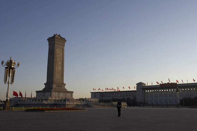 东方人,一个人,人民大会堂,横图,室外,白天,留白,正面,日出,建筑,旗帜,北京,天安门广场,日光,中国,亚洲,仅一个男性,士兵,纪念碑,首都,历史,传统,天空,地标建筑,摄影,纪念,留念,权威,徽章,早晨,中国文化,政府,怀念,东亚,军队,人民英雄纪念碑,爱国主义,万里无云,中华人民共和国,东城区,北京市,京,北平,华北地区,历史博物馆,共产主义,亚洲人,中国人,彩图,东城