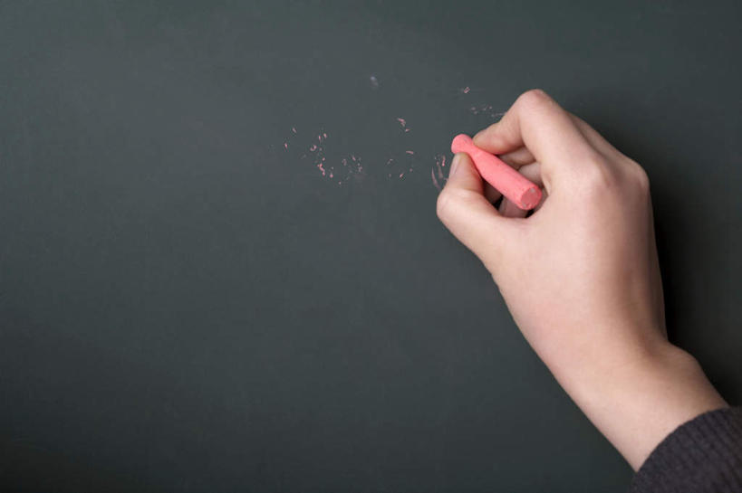 东方人,手,一个人,横图,特写,留白,仅一个女性,写,准备,拿着,粉色,粉笔,黑板,摄影,女人,女性,亚洲人,中国人,彩图,影棚拍摄