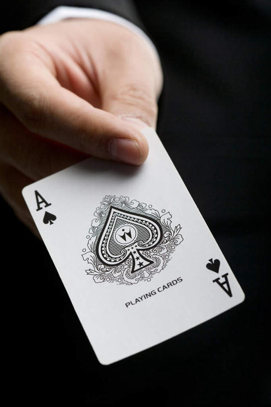 东方人,手,一个人,竖图,特写,游戏,赌博,运气,竞争,扑克牌,纸牌,玩具,扑克,仅一个男性,套装,拿着,黑色,摄影,黑桃A,赌具,技能,机会,获胜,男人,男性,亚洲人,中国人,彩图,影棚拍摄