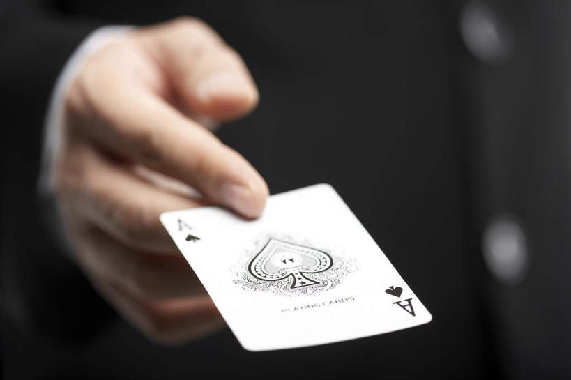 东方人,手,一个人,横图,特写,游戏,赌博,运气,竞争,扑克牌,纸牌,玩具,扑克,仅一个男性,套装,拿着,黑色,摄影,黑桃A,赌具,技能,机会,获胜,男人,男性,亚洲人,中国人,彩图,影棚拍摄