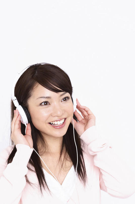 东方人,微笑,室内,白色背景,音乐,耳机,生活方式,肖像,女人,亚洲人,年轻人,彩图,影棚拍摄