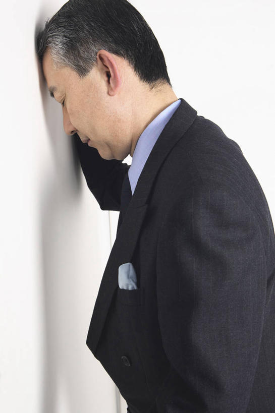 东方人,中年人,室内,白色背景,商务,生活方式,肖像,恶作剧,担心,男人,男性,亚洲人,彩图,影棚拍摄,首席执行官