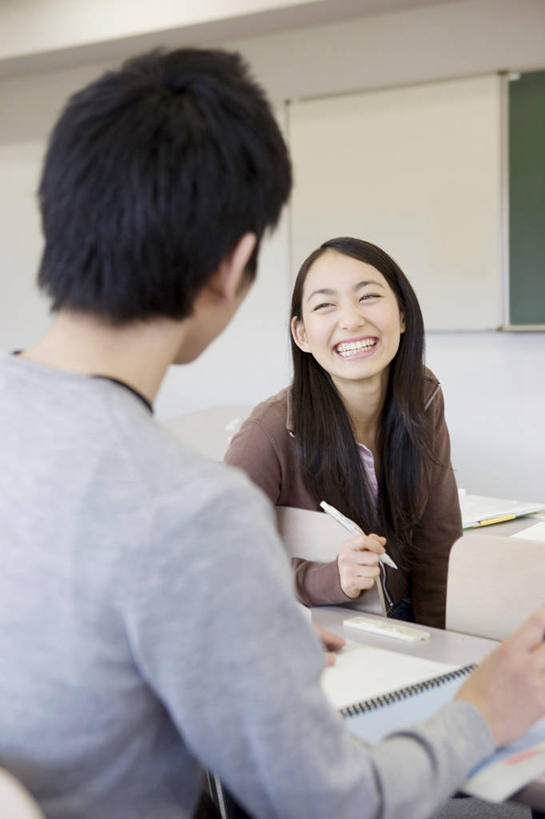 东方人,少年,学生,笑,微笑,友谊,书房,桌子,椅子,书桌,水笔,教室,生活方式,肖像,男人,男性,女人,亚洲人,年轻人,彩图