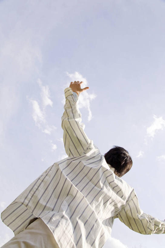 东方人,少年,手,一个人,室外,亚洲,地形,云,风景,天空,生活方式,肖像,万里无云,男孩,男人,男性,亚洲人,年轻人,仰头,彩图