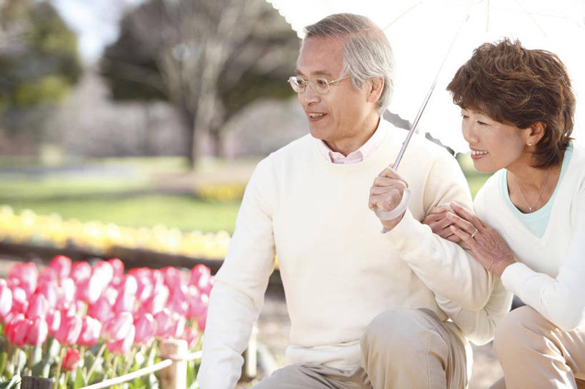 东方人,老年人,家庭,公园,微笑,室外,植物,树,温暖,温馨,一家人,生活方式,和睦,退休,异性恋,男人,男性,女人,亚洲人,彩图,爱,融洽