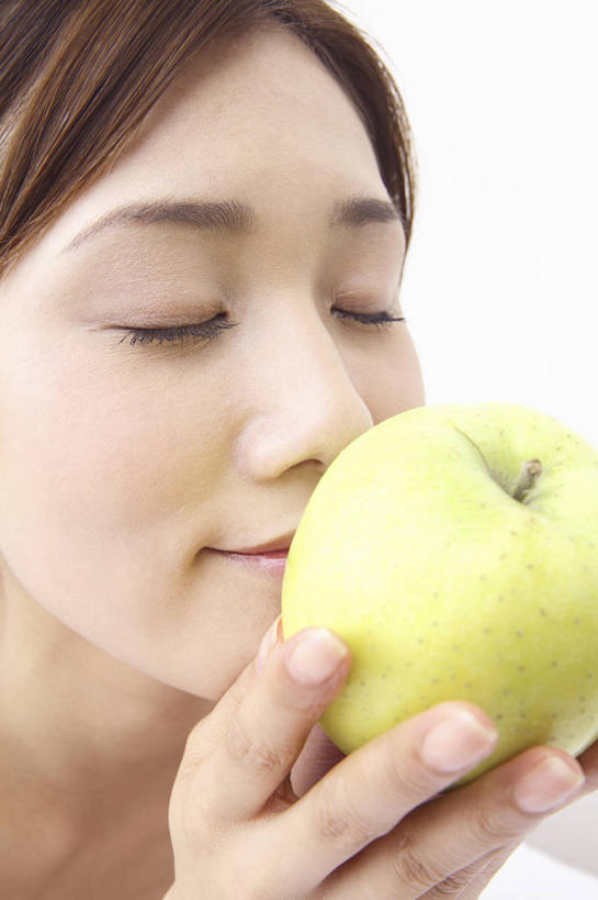 东方人,嘴,室内,白色背景,苹果,水果,食品,绿色,生活方式,肖像,女人,亚洲人,年轻人,口,口腔,嘴巴,嘴唇,彩图,影棚拍摄