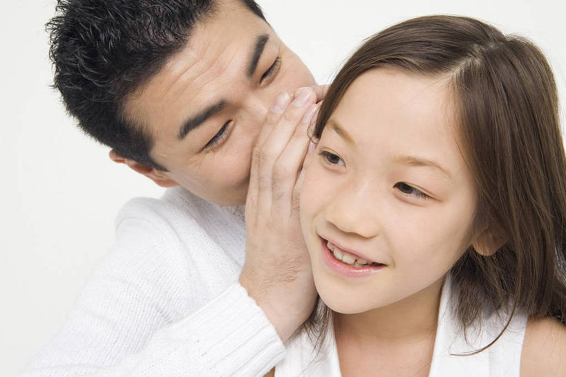 东方人,儿童,家庭,父母,父亲,女儿,笑,微笑,室内,白色背景,友谊,纯洁,小孩,可爱,童年,童趣,生活方式,明亮,耳语,童真,烂漫,无邪,天真,男人,男性,女孩,女人,亚洲人,孩子,彩图,影棚拍摄