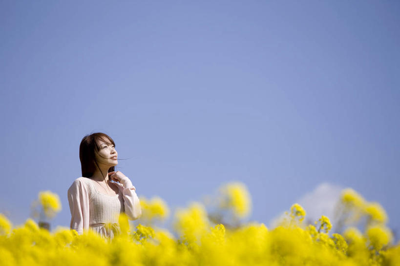 东方人,一个人,笑,微笑,室外,植物,花坛,野餐,天空,春天,生活方式,肖像,万里无云,女人,亚洲人,年轻人,彩图