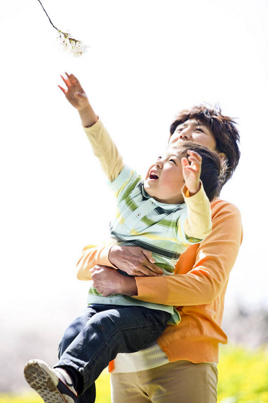 东方人,儿童,老年人,家庭,祖父母,祖母,微笑,室外,纯洁,植物,樱花,小孩,春天,温暖,温馨,一家人,可爱,童年,童趣,生活方式,和睦,童真,烂漫,无邪,天真,男孩,男人,男性,女人,亚洲人,孩子,孙子,拥抱,彩图,融洽