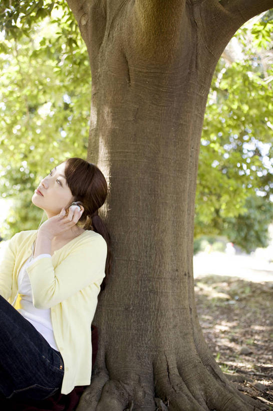 东方人,一个人,坐,笑,微笑,室外,植物,音乐,听,树,放松,肖像,女人,亚洲人,年轻人,彩图