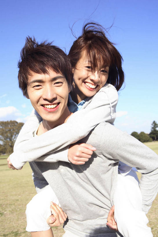 东方人,背,夫妻,公园,微笑,爱情,浪漫,春天,背着,恩爱,恋人,生活方式,肖像,背负,异性恋,男人,男性,女人,亚洲人,年轻人,夫妇,情侣,彩图,爱,伴侣