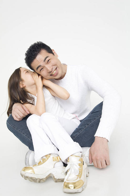 东方人,儿童,家庭,父母,父亲,女儿,笑,微笑,室内,白色背景,友谊,纯洁,小孩,可爱,童年,童趣,生活方式,明亮,耳语,童真,烂漫,无邪,天真,男人,男性,女孩,女人,亚洲人,孩子,彩图,影棚拍摄