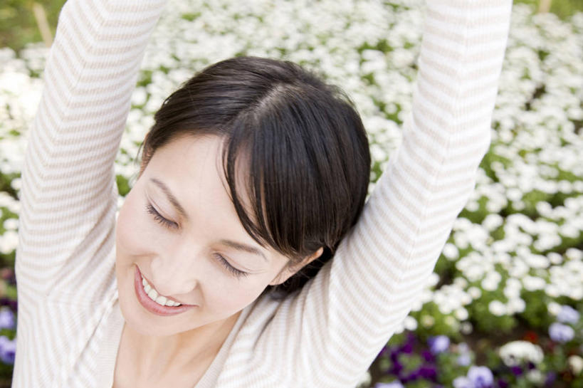 东方人,一个人,笑,微笑,室外,植物,亚洲,花坛,放松,生活方式,女人,亚洲人,年轻人,彩图