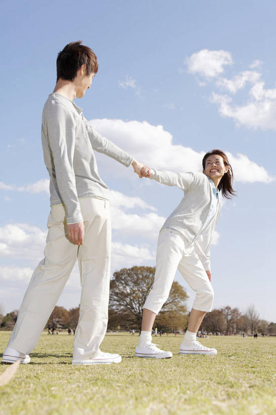 东方人,丈夫,妻子,公园,植物,云,草,树,天空,春天,生活方式,异性恋,男人,男性,女人,亚洲人,年轻人,彩图,爱