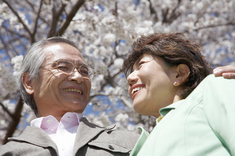 东方人,老年人,家庭,微笑,室外,植物,樱花,树,天空,春天,温暖,温馨,一家人,生活方式,和睦,退休,异性恋,男人,男性,女人,亚洲人,拥抱,彩图,爱,融洽