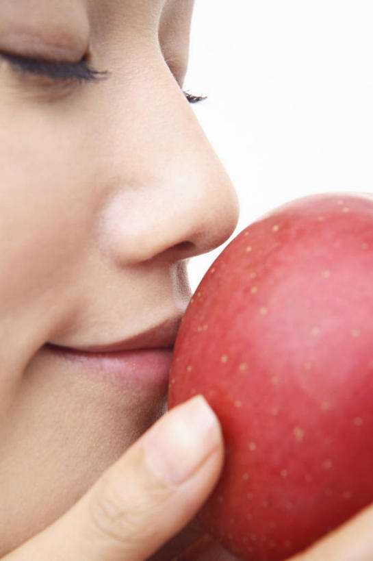 东方人,嘴,室内,白色背景,苹果,水果,食品,生活方式,肖像,女人,亚洲人,年轻人,口,口腔,嘴巴,嘴唇,彩图,影棚拍摄