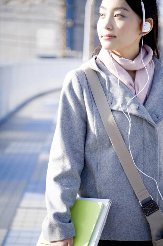 东方人,学生,纯洁,街道,路,日光,亚洲,文字,音乐,听,耳机,教科书,可爱,童年,童趣,生活方式,肖像,童真,烂漫,无邪,天真,女孩,女人,亚洲人,年轻人,书,彩图