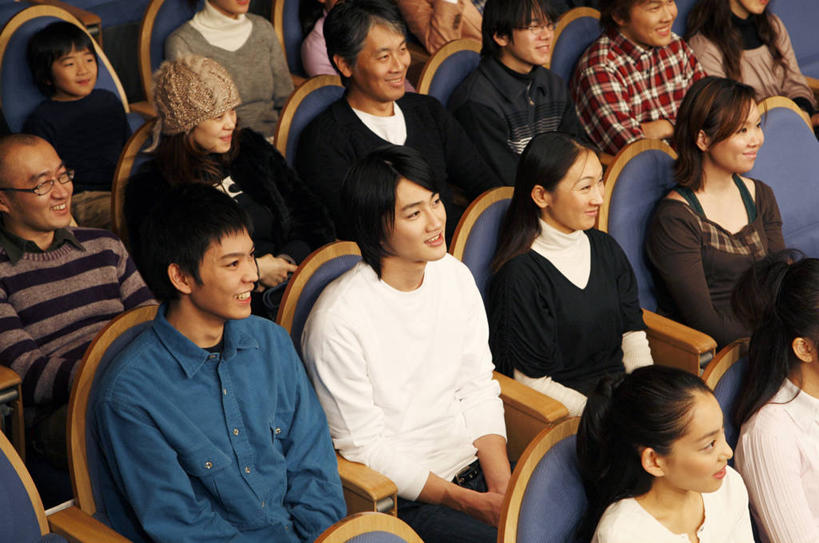 东方人,少年,观众,笑,微笑,剧院,椅子,许多人,娱乐,座位,一群人,生活方式,享乐,男人,男性,女人,亚洲人,年轻人,彩图