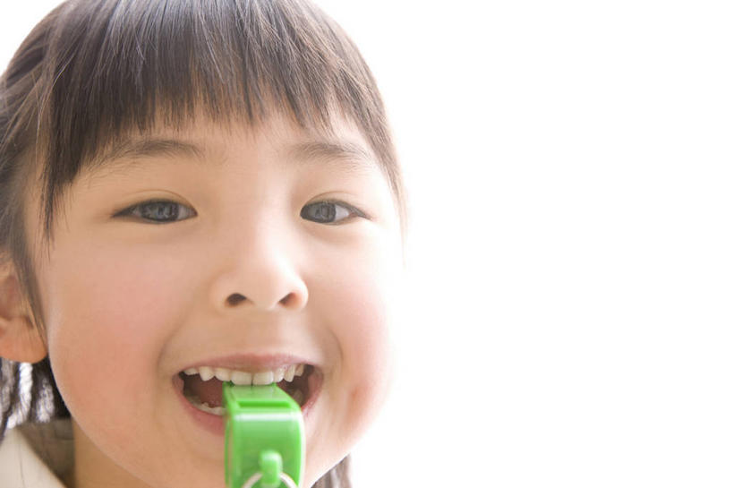 东方人,儿童,微笑,室内,纯洁,小孩,可爱,童年,童趣,生活方式,口哨,肖像,童真,烂漫,无邪,天真,女孩,女人,亚洲人,孩子,彩图,影棚拍摄