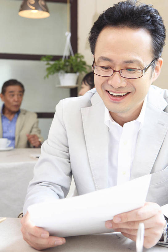 东方人,中年人,商务人士,笑,微笑,商务,亚洲,眼镜,咖啡店,男人,男性,亚洲人,彩图