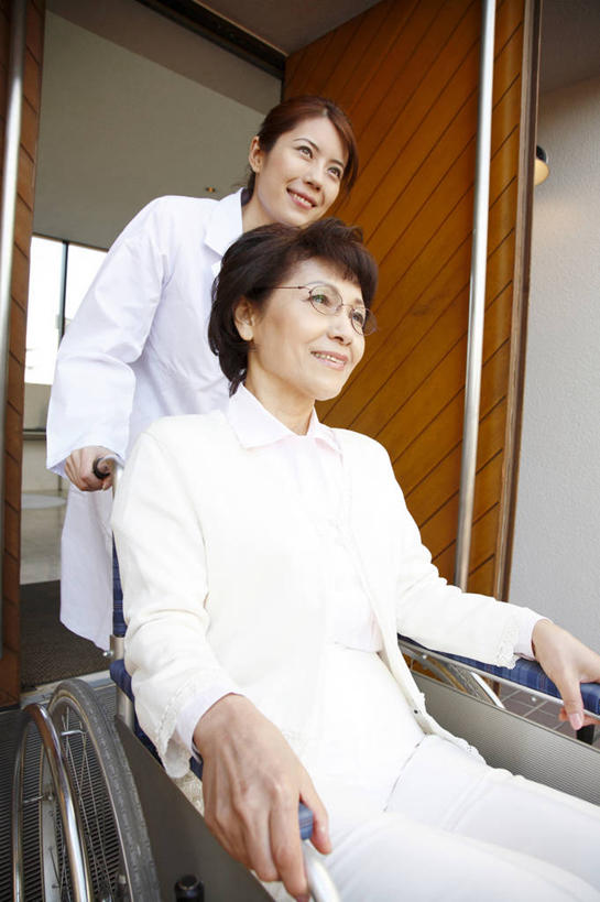 东方人,老年人,家庭,微笑,室外,门,眼镜,大门,温暖,温馨,一家人,和睦,肖像,女人,亚洲人,彩图,融洽