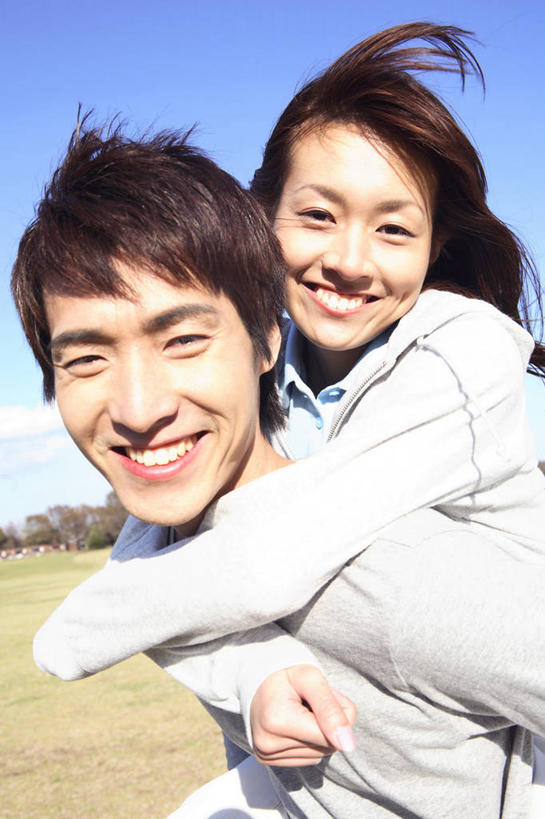 东方人,背,夫妻,公园,微笑,爱情,浪漫,春天,背着,恩爱,恋人,生活方式,肖像,背负,异性恋,男人,男性,女人,亚洲人,年轻人,夫妇,情侣,彩图,爱,伴侣