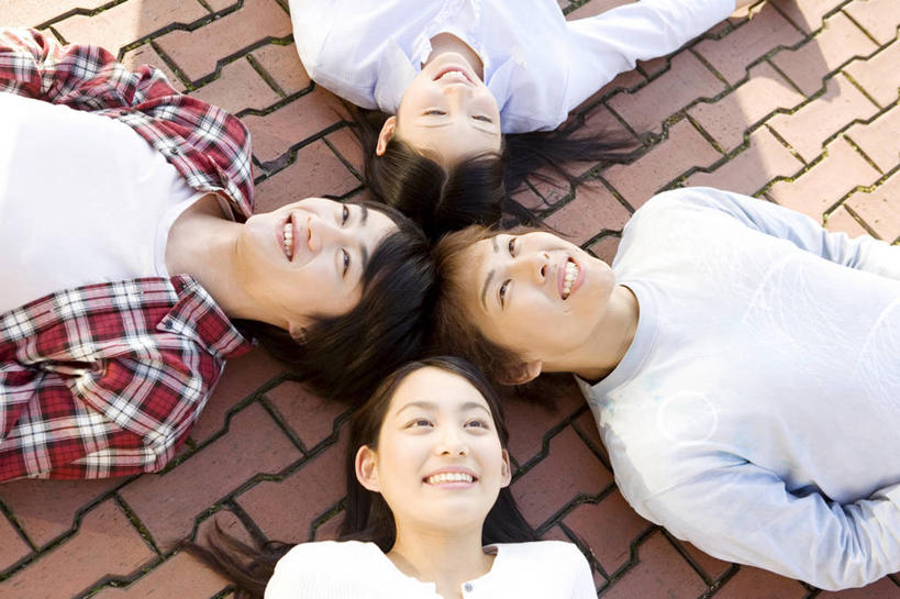 东方人,少年,躺,笑,微笑,友谊,砖,肖像,男人,男性,女人,亚洲人,年轻人,彩图