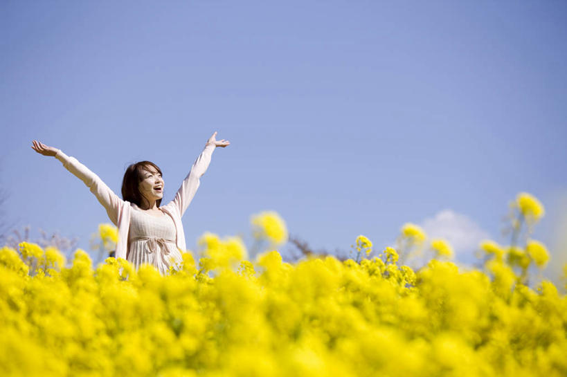 东方人,一个人,笑,微笑,室外,植物,伸展,花坛,野餐,天空,春天,放松,生活方式,肖像,万里无云,女人,亚洲人,年轻人,彩图